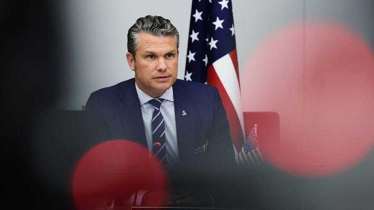 Pete Hegseth, na snímku při projevu na zasedání NATO 15. října, odhalil další útok na údajnou drogovou loď. Obrázek: AP