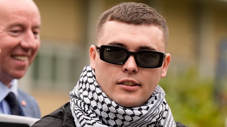 Kneecap's Liam Og O Hannaidh, jehož název jeviště je Mo Chara, před Woolwich Crown Court, Londýn, minulý měsíc. Soubor pic: PA