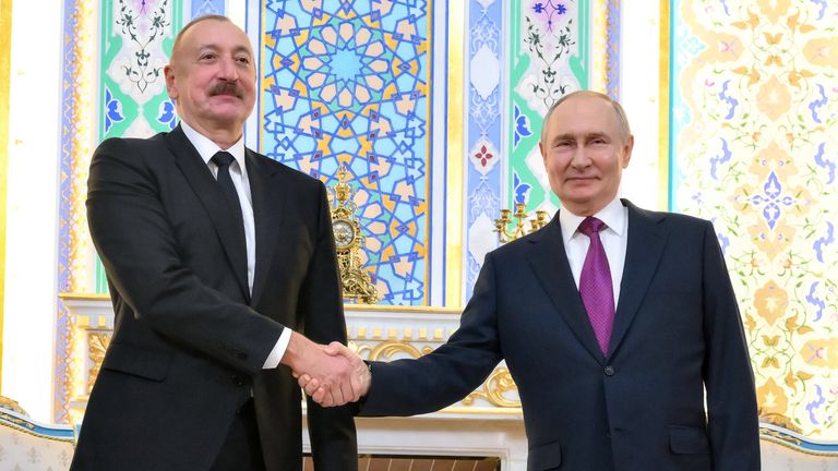 Prezident Ázerbájdžánského Ilhama Aliyeva potřásá rukama s panem Putinem. Pic: Sputnik/ap