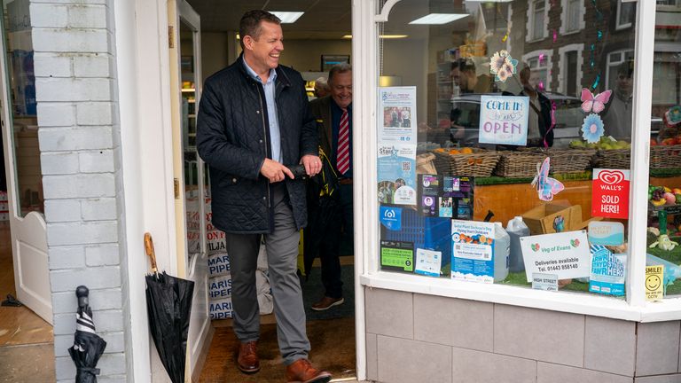 Pan Ap Iorwerth navštěvuje místní podniky na Ystrad Mynach High Street. Pic: Pa