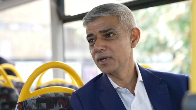 Sadiq Khan řekl, že Trumpovo tvrzení, že se pokouší uložit zákon šaría na Londýn, je rasista
