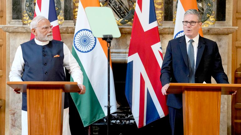 Narendra Modi a Keir Starmer během tiskové konference v červenci. Pic: Pa
