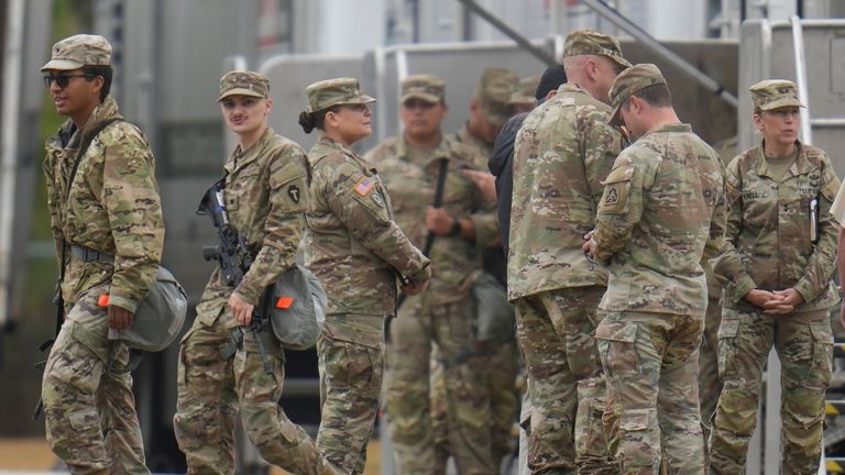 Texasská národní garda je vidět v americkém armádním rezervním centru na předměstí Chicaga. Fotky: ap