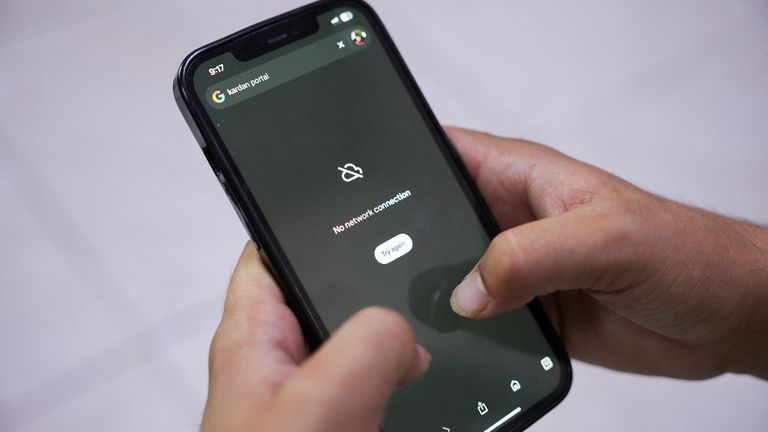 Muž se snaží používat Google na svém smartphonu v afghánském hlavním městě. Pic: Reuters