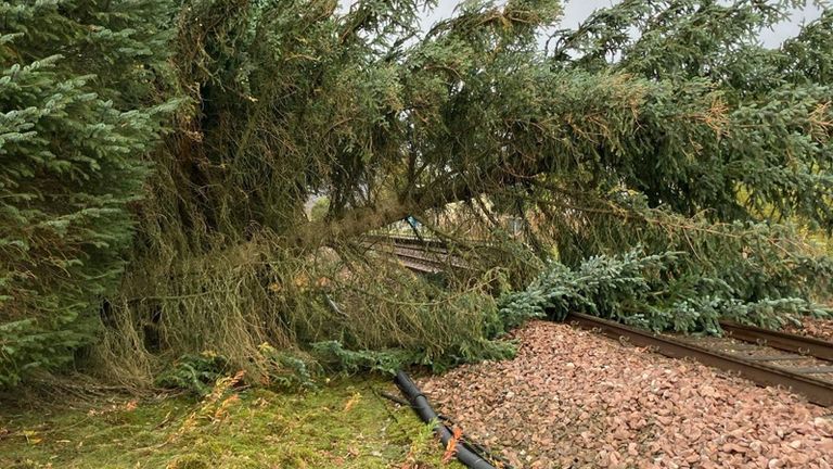 Skotská železniční síť byla zasažena stovkami incidentů kvůli bouři, uvedli úředníci. PIC: Network Rail/PA