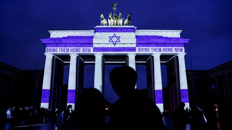 V Berlíně se brandenburská brána osvětlila výzvou k propuštění rukojmí pořádaných Hamasem v Gaze. Pic: Reuters