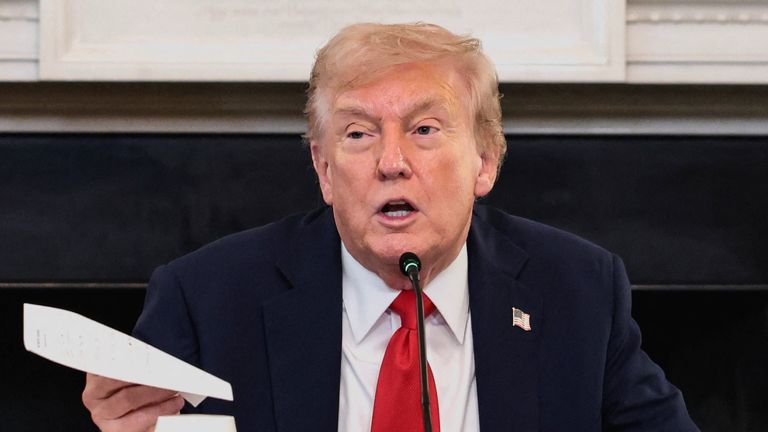 Donald Trump drží poznámku, že dohoda je „velmi blízko“. Pic: Reuters
