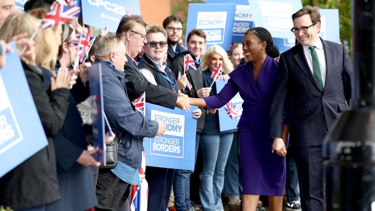 Příznivci na letošní konferenci Tory Party pozdravují svého vůdce Kemi Badenoch. Pic: Pa