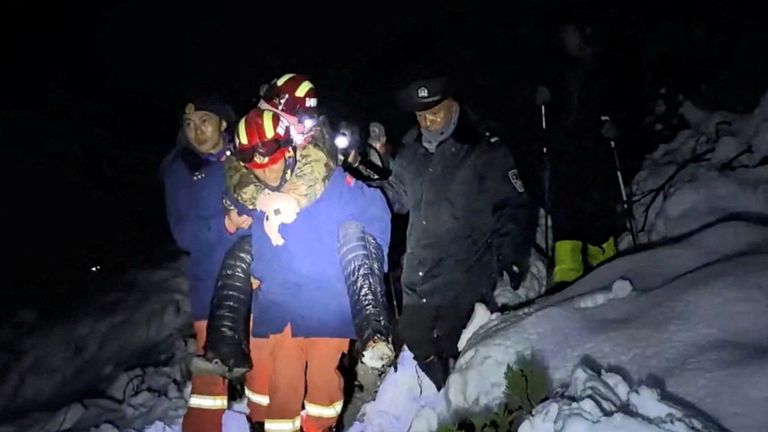 Tibetští hasiči zachraňují trekkery z Everestu. Pic: Reuters