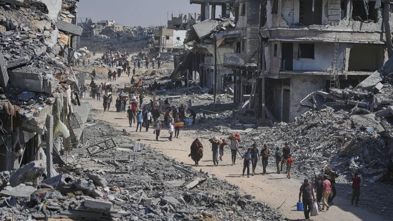 Desítky tisíc Palestinců šly zpět do Khan Younis v jižní Gaze. Pic: Ap