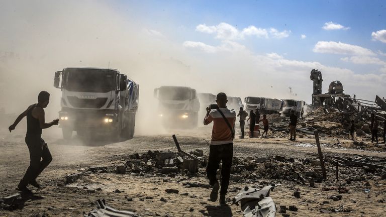 Kamiony s humanitární pomocí a pohonnými hmotami vstupují do Gazy v rámci dohody o příměří mezi Izraelem a Hamásem. Obrázek: AP