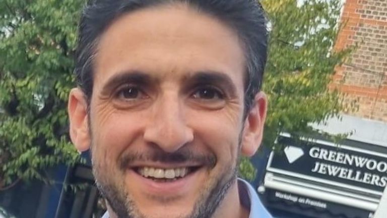 Yoni Finlay je stále v nemocnici poté, co byl během útoku zraněn policejní střelbou