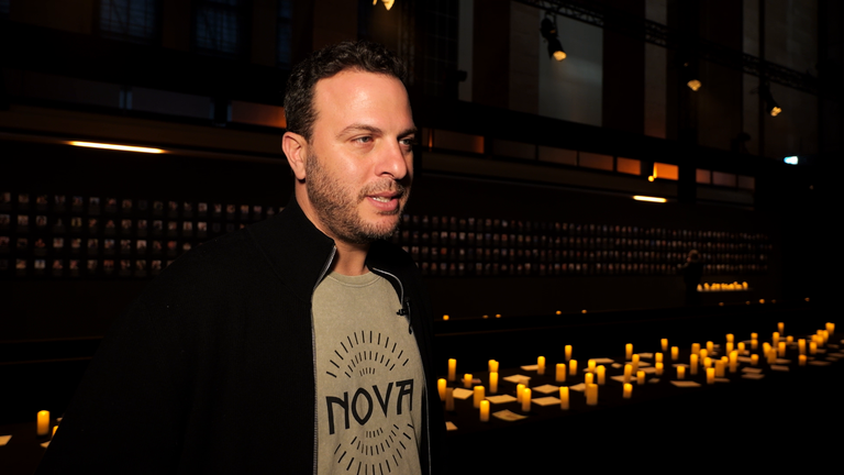 Ofir Amir byl zastřelen do obou nohou, když unikl festivalu